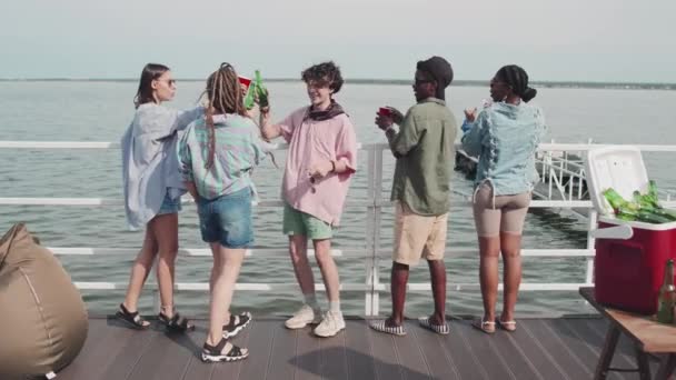 Rear Five Multiethnic Girls Guys Standing Edge Pier Lake Looking — Vídeo de Stock