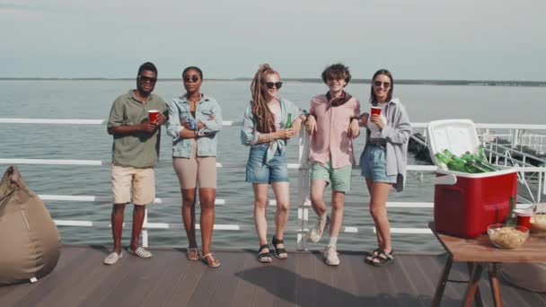 Long Portrait Young Multiethnic Female Male Friends Sunglasses Summer Clothes — Vídeo de Stock
