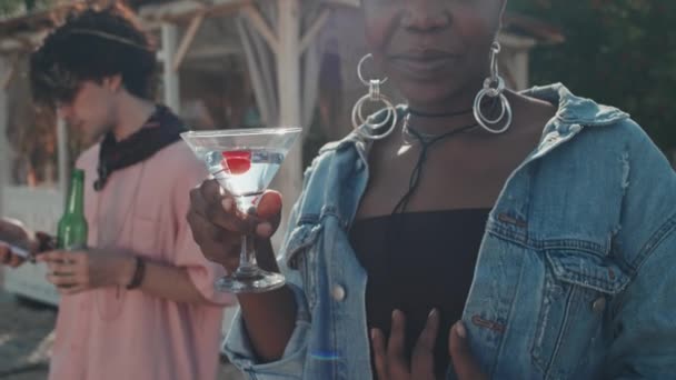 Середині Затиснутої Афро Американської Дівчини Посміхається Тримаючи Коктейль Скло Одягнений — стокове відео