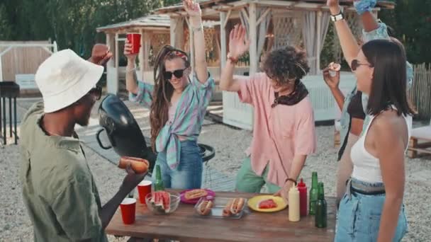 Medium Long Young Multiethnic People Dancing Table Snacks Drinks Beach — Video Stock