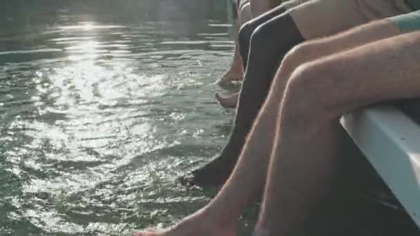 Низький Кут Обрізаних Молодих Людей Сидять Краю Пірсу Озері Мокрі — стокове відео