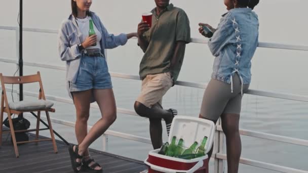 Tilting Black Guy Talking African American Biracial Girls Friends Standing — Stockvideo