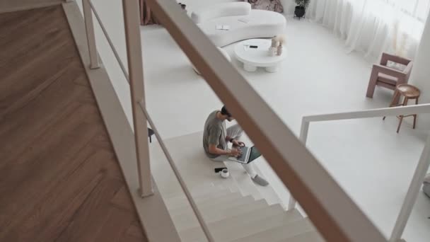 Високий Кут Чоловіка Близького Сходу Який Сидить Білих Сходах Будинку — стокове відео
