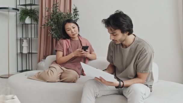 Young Middle Eastern Man Holding Papers Talking Asian Woman Who — Video Stock