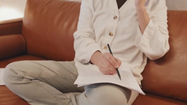 Tengah Tengah Perempuan Terpotong Potong Duduk Sofa Berbicara Telepon Membuat — Stok Video