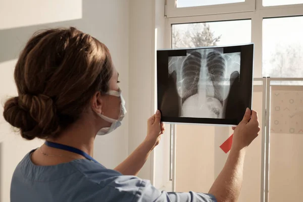 Young Contemporary Female Clinician Holding Ray Image Patient Lungs Front — Stock Photo, Image
