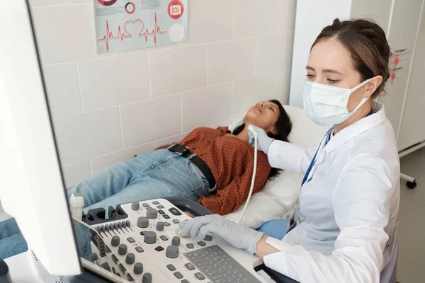 Female Endocrinologist Whitecoat Mask Sitting Ultrasound Equipment Examination Hispanic Patient — Stock Photo, Image