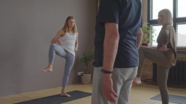 Young Blond Haired Female Yoga Instructor Showing Hip Warming Exercise — Stok video