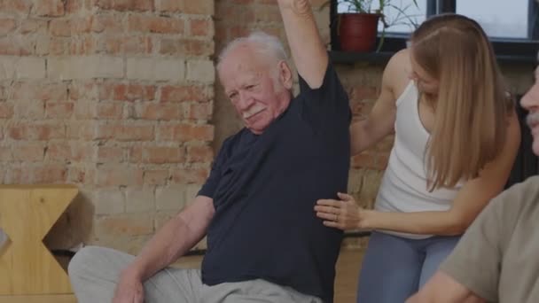Medium Long Blonde Female Yoga Instructor Helping Senior Men Who — Stok video