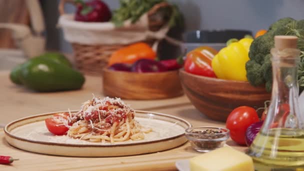 Close Tracking Shot Plate Delicious Spaghetti Bolognese Served Grated Cheese — Αρχείο Βίντεο