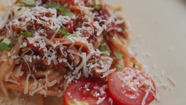 新鮮なチェリートマトとすりおろしたパルメザンチーズを添えて自家製スパゲティボロネーゼの撮影を閉じますトップに — ストック動画