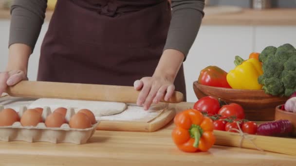Cropped Tracking Shot Unrecognizable Woman Rolling Dough Wooden Rolling Pin — Vídeo de stock