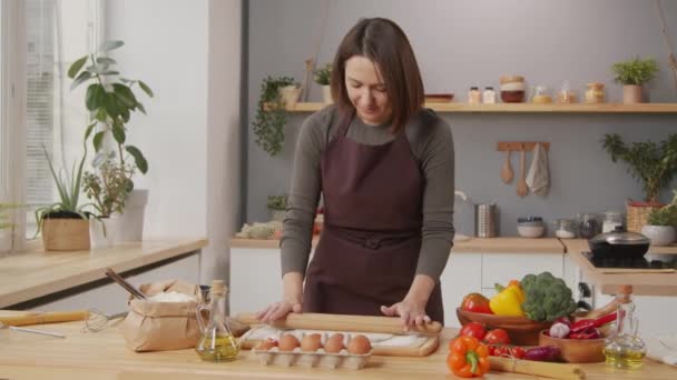 Caucasian Woman Apron Standing Kitchen Table Rolling Dough While Cooking — Vídeo de stock