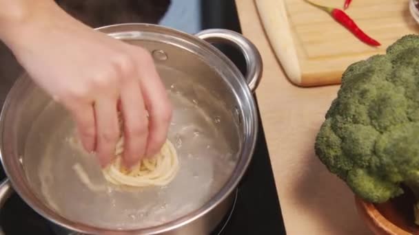 Close Tracking Shot Cooking Nests Fresh Homemade Pasta Pot Boiling — Stockvideo