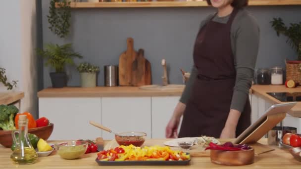 Tilt Shot Happy Caucasian Woman Apron Walking Kitchen Leaning Table — Stockvideo