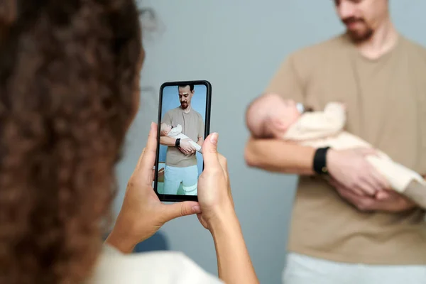 Father Holding Baby Son Screen Smartphone Held Young Woman Taking — Stockfoto