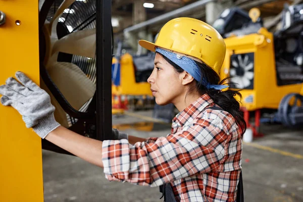 Young Worker Modern Factory Workwear Safety Helmet Checking Motor Industrial — Foto Stock