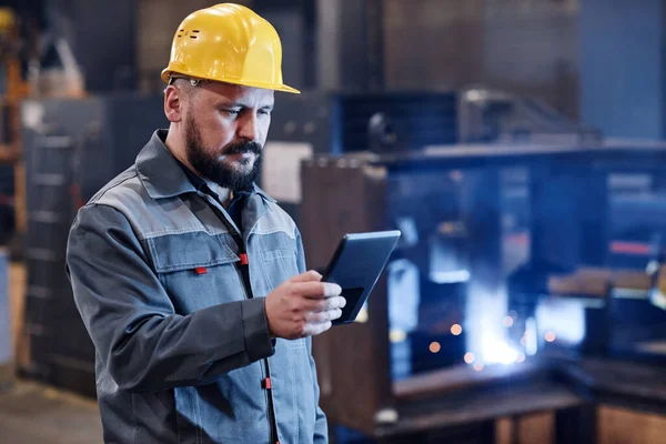 Confident Male Engineer Builder Workwear Using Digital Tablet Checking Data — Stockfoto