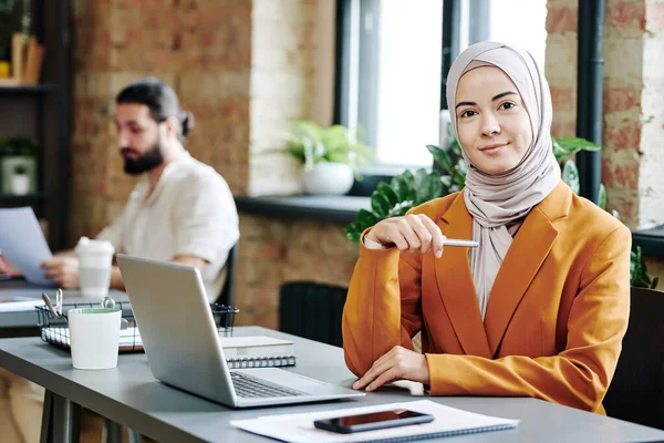 Young Smiling Accountant Hijab Formalwear Sitting Desk Front Laptop Looking — Foto Stock