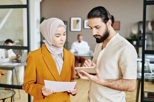 Small Group Young Muslim White Collar Workers Discussing Online Information — Foto Stock