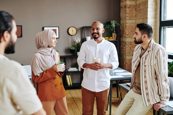 Cheerful Muslim Colleagues Casualwear Gathered Modern Openspace Office Discussion Ideas — Foto Stock