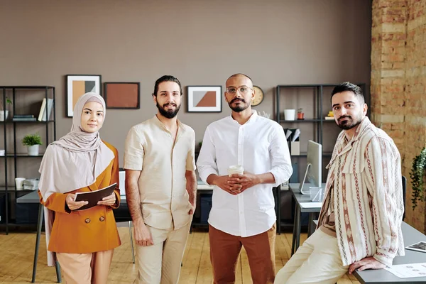 Group Young Muslim Entrepreneurs Casualwear Standing Front Camera Interior Spacious — Foto Stock