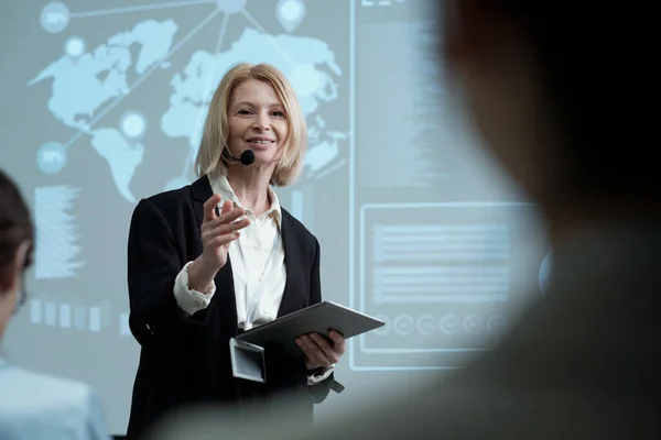 Happy Mature Female Lecturer Tablet Speaking One Colleagues Audience While — Stock Photo, Image