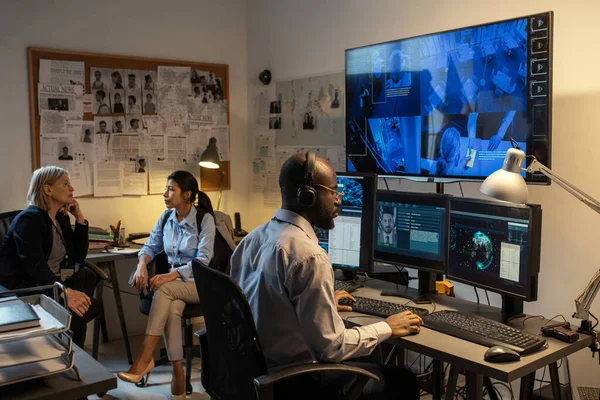 Young African American Fbi Agent Sitting Front Computer Monitors Screen — Stock Photo, Image