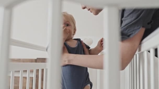 Tilting Young Female Caucasian Parent Talking Blond Haired Toddler Boy — Vídeo de stock
