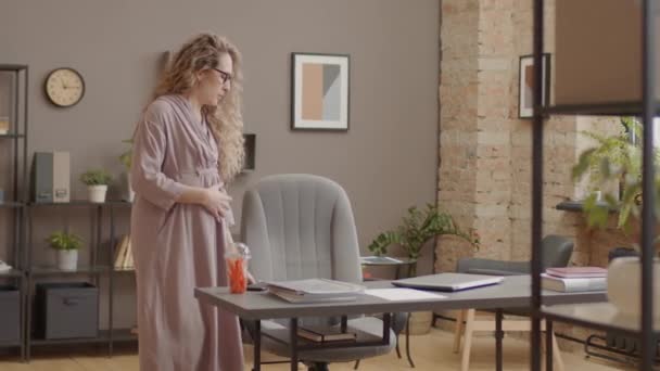 Medium Long Long Haired Pregnant Caucasian Woman Eyeglasses Pink Dress — Wideo stockowe