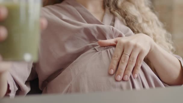 Sección Media Mujer Embarazada Rubia Pelo Largo Recortada Sentada Escritorio — Vídeo de stock