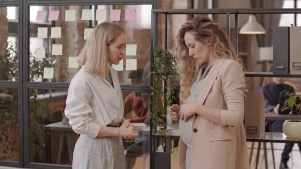 Mittelgroße Blauäugige Geschäftsfrau Formalbekleidung Gespräch Mit Schönen Blonden Kaukasischen Kollegen — Stockvideo