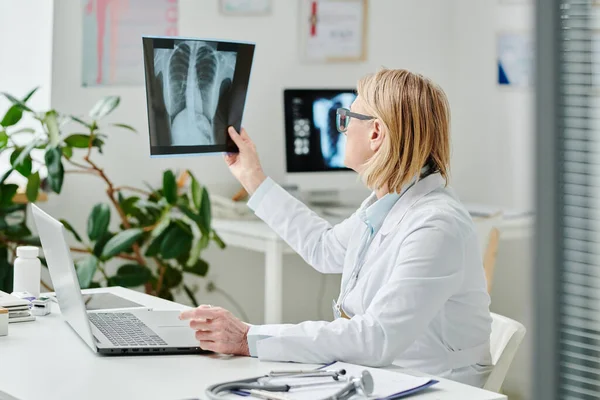 Blond Female Radiologist Whitecoat Looking Ray Image Patient Lungs While — Stockfoto