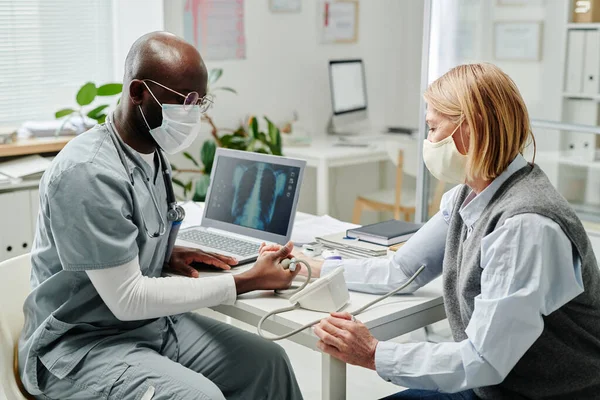 Mature Female Patient Protective Mask Having Her Blood Pressure Checked — Stock Photo, Image