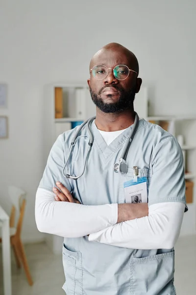 Serious Young African American Male Clinician Phonendoscope His Neck Crossing — Stockfoto