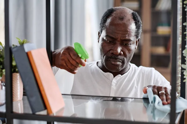 Uomo Anziano Afroamericano Serio Shirt Bianca Spruzzando Detersivo Ripiano Vetro — Foto Stock