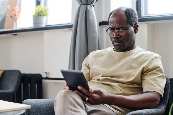 Serious Retired Man Eyeglasses Home Wear Looking Screen Tablet While — Stock Photo, Image