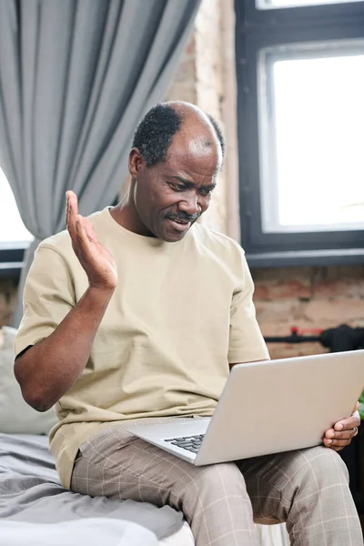 Happy Senior Black Man Home Wear Waving Hand His Family — Stock Photo, Image