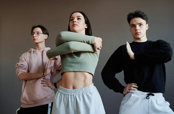 Tre Millennials Attivi Tenere Braccia Davanti Stessi Durante Danza Moda — Foto Stock
