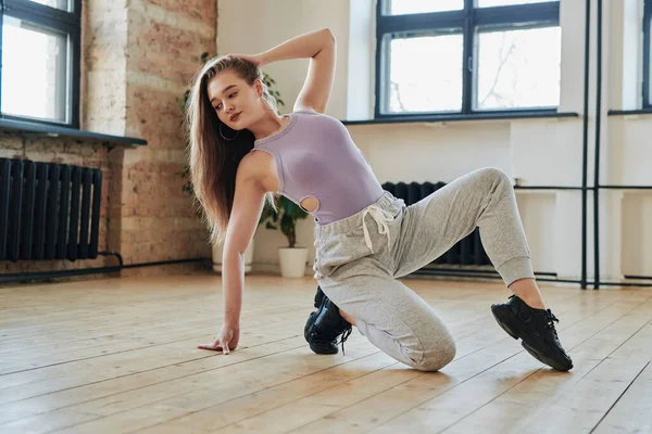 Chica Adolescente Rubia Camiseta Pantalones Chándal Realizando Nuevo Movimiento Danza — Foto de Stock