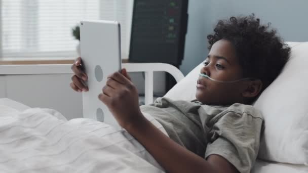 Vista Lateral Del Niño Afroamericano Con Tubo Oxígeno Usando Tableta — Vídeos de Stock