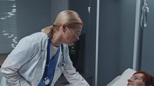 Tilting Caucasian Blonde Female Doctor Standing Ward Supporting Reassuring Red — Video