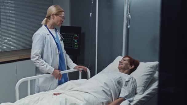 Medium Long Caucasian Blonde Female Doctor Standing Ward Checking Red — Stok video