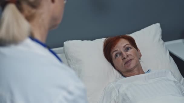 Shoulder Unrecognizable Doctor Talking Red Haired Senior Patient Lying Hospital — Video Stock