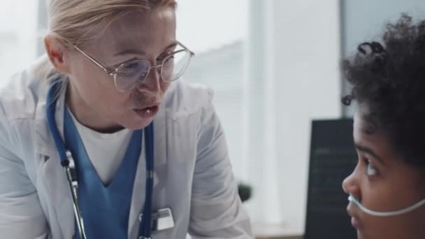 Kafkasyalı Gözlüklü Kadın Çocuk Doktorunun Gündüzleri Hastane Koğuşunda Dikilip Burnunda — Stok video