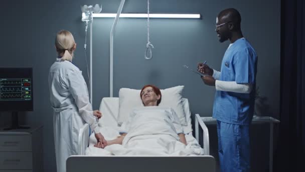 Mittlere Länge Einer Jungen Afroamerikanischen Krankenschwester Blauen Peelings Die Krankenakte — Stockvideo