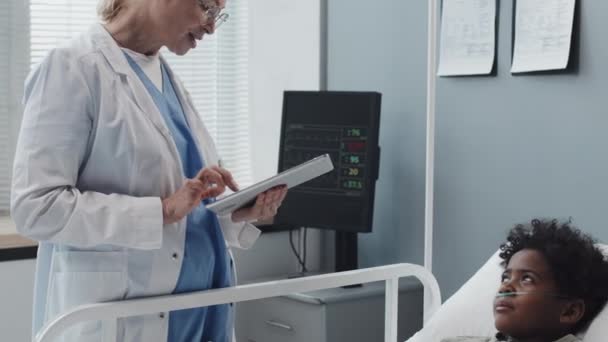 Tilting Mature Blonde Caucasian Female Doctor Medical Gown Standing Hospital — Vídeo de Stock