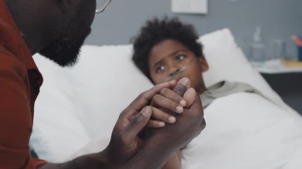 Selective Focus Young Black Man Sitting Bed Hospital Ward Daytime — Vídeo de stock