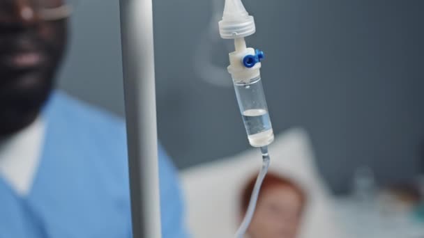Hastane Koğuşundaki Bulanık Doktor Hastanın Planında Serum Tüpüne Sıvı Düşmesi — Stok video