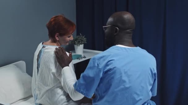 Vista Trasera Una Joven Enfermera Afroamericana Que Tranquiliza Una Mujer — Vídeos de Stock